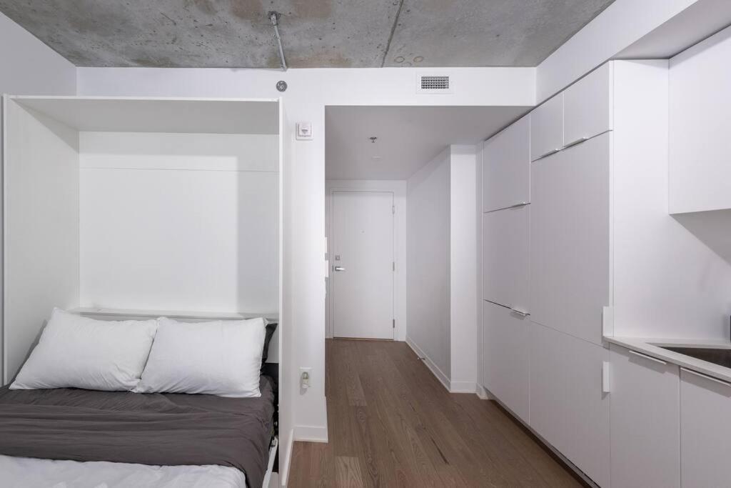 Furnished With Balcony - Downtown #311784 Apartamento Montreal