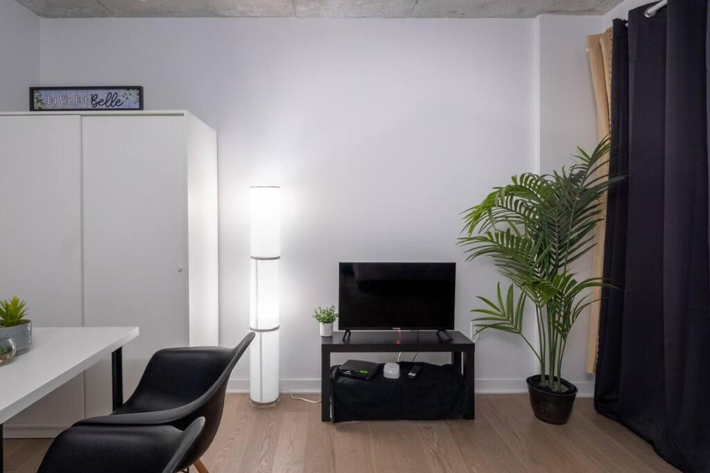 Furnished With Balcony - Downtown #311784 Apartamento Montreal
