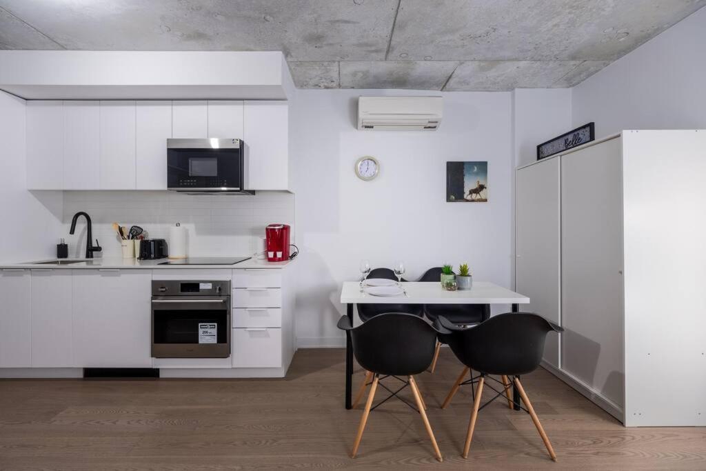 Furnished With Balcony - Downtown #311784 Apartamento Montreal